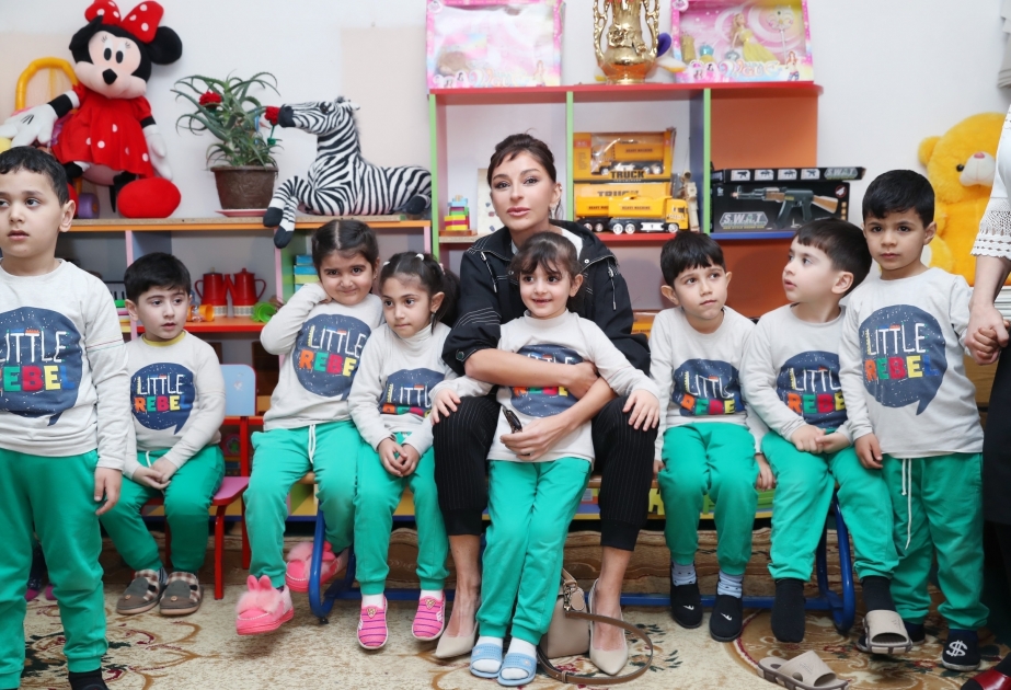 La vice-présidente Mehriban Aliyeva visite certains établissements scolaires à Bouzovna et Merdékan