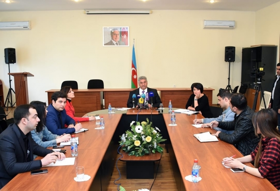 Jugend- und Sportminister Rahimov trifft Journalisten am Vorabend von Formel 1 Grand Prix von Aserbaidschan