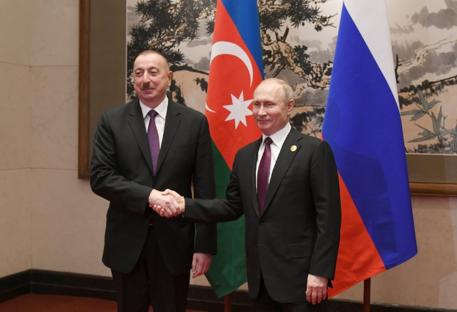 lham Aliyev y Vladimir Putin se reúnen en Pekín