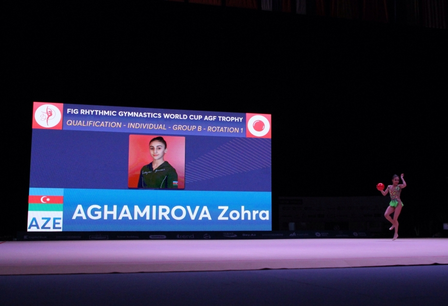 Azərbaycan gimnastı Zöhrə Ağamirova topla hərəkətlərdə öz məharətini göstərib