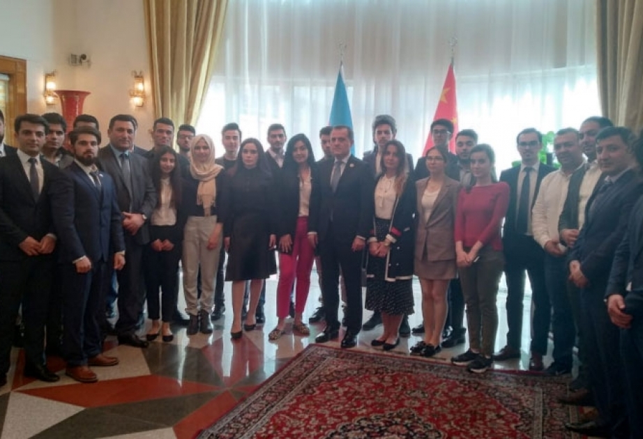 Təhsil naziri Çində azərbaycanlı tələbələrlə görüşüb