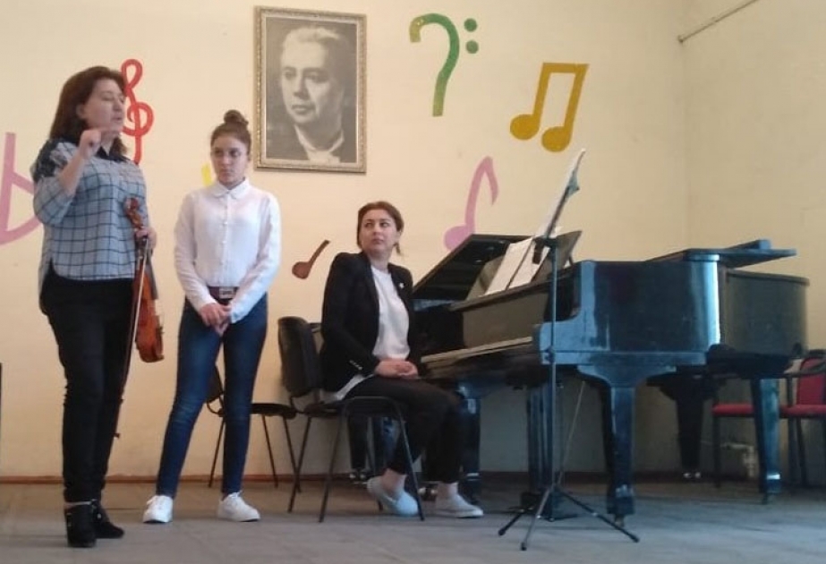 Bakı Musiqi Akademiyasının professoru uşaq musiqi məktəbində şagirdlərə ustad dərsi keçib