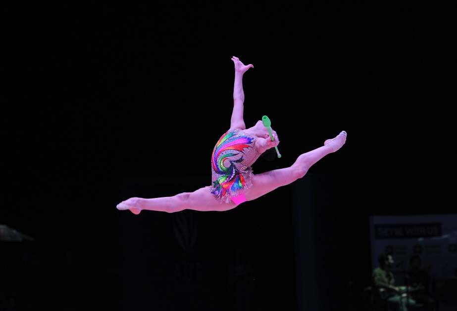 Bədii gimnastika üzrə dünya kuboku turnirində gərgin idman mübarizəsi davam edir VİDEO
