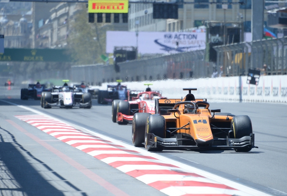 巴库二级方程式赛车比赛第一场比赛 坎波斯车队车手杰克·艾特肯排名第一