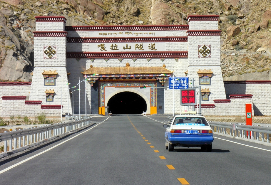 Çində dünyanın ən yüksəkdə yerləşən avtomobil tuneli istifadəyə verilib VİDEO