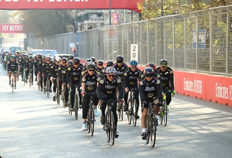 Une course cycliste sur le tracé du Grand Prix d’Azerbaïdjan