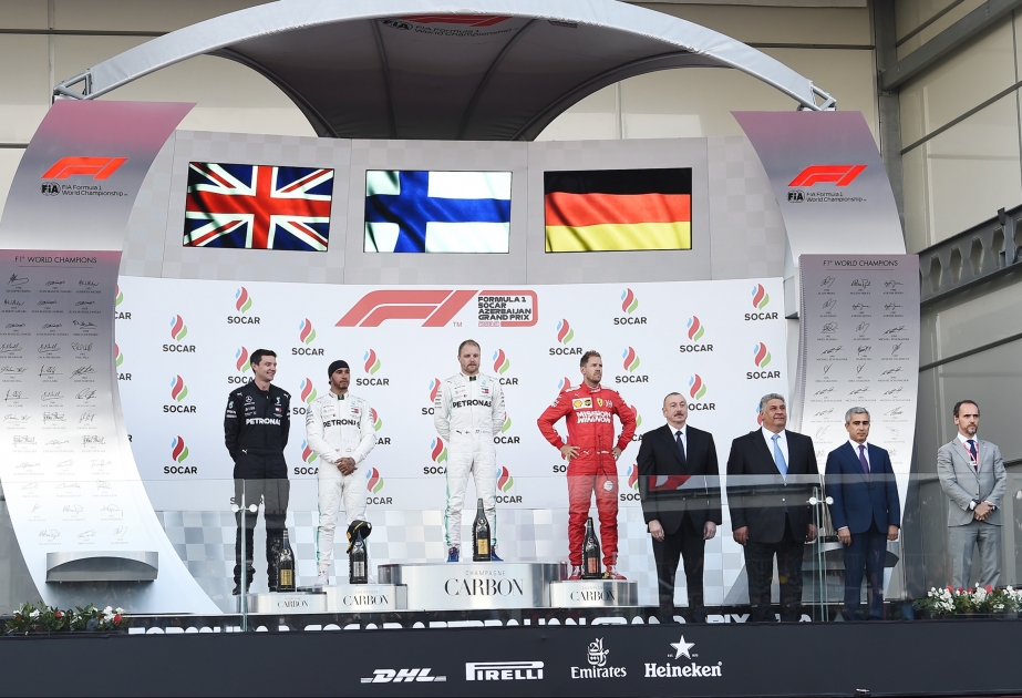 Comienza el Gran Premio de Fórmula 1 de SOCAR Azerbaiyán 2019 en Bakú Presidente de Azerbaiyán Ilham Aliyev y la primera dama Mehriban Aliyeva están viendo el GP