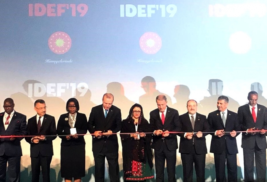 Müdafiə naziri “IDEF 2019” sərgisinin açılış mərasimində iştirak edib