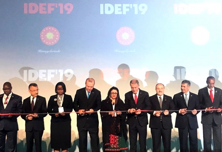 阿塞拜疆国防部长出席“IDEF-2019”展会开幕式