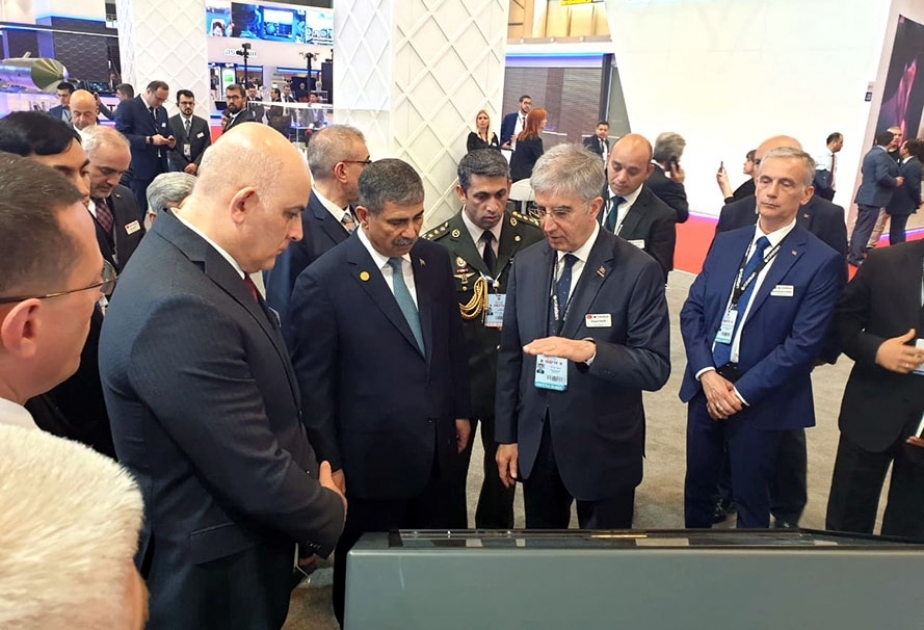 Azərbaycanın müdafiə naziri “IDEF-2019” sərgisində nümayiş etdirilən müxtəlif şirkətlərin məhsulları ilə tanış olub