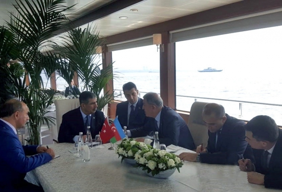 Los ministros de defensa de Azerbaiyán y Turquía sostuvieron un encuentro