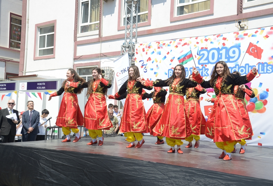Bakı Türk Anadolu liseyində festival