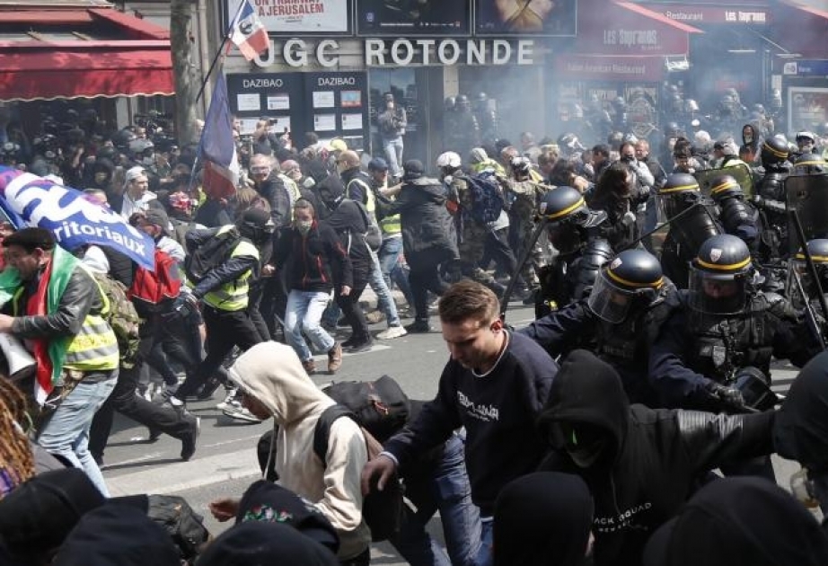 Parisdə polis və nümayişçilər arasında ilk qarşıdurma olub VİDEO