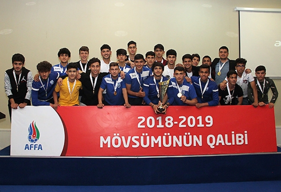 U-17 Liqasının qalibləri mükafatlandırılıb