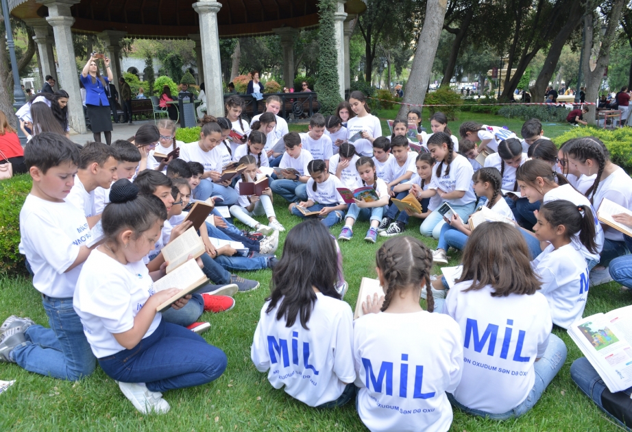 “Nəsimi ili” çərçivəsində “Kitab günü” keçirilib