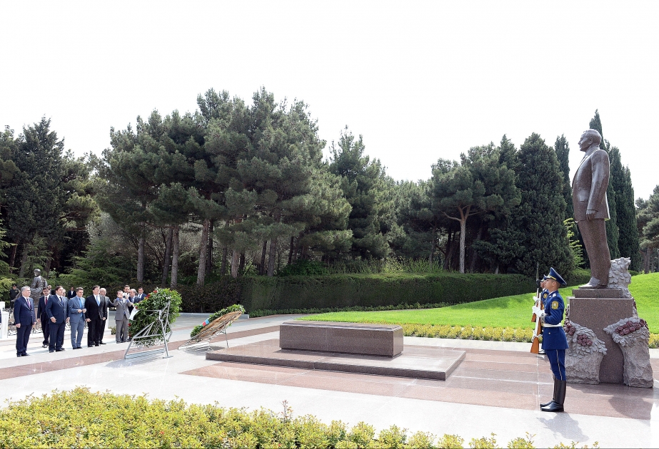 Le président de la Chambre des députés du Brésil rend hommage au leader national Heydar Aliyev et aux martyrs à Bakou