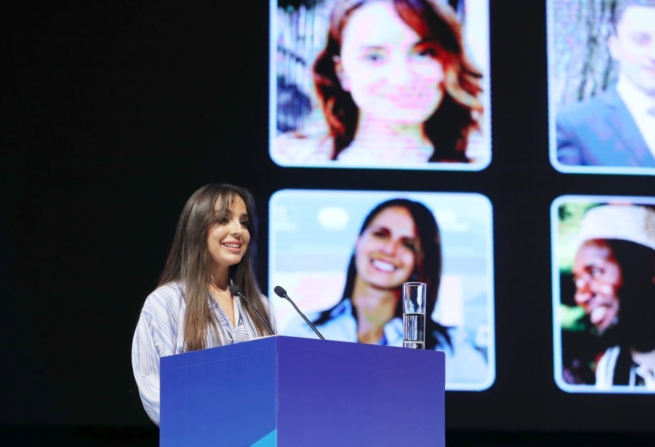La sesión plenaria del V Foro Mundial sobre el Diálogo Intercultural discutió el papel de la juventud en el combate contra el extremismo Leyla Aliyeva, vicepresidenta de la Fundación Heydar Aliyev, intervino la sesión plenaria