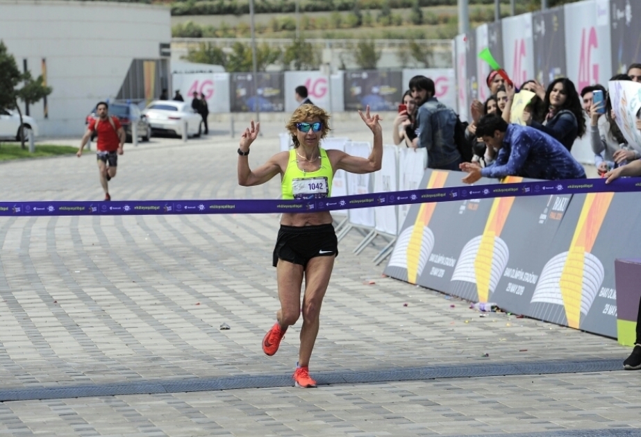 Valentina Poltavska aus der Ukraine bewältigt Baku-Halb-Marathon als erste Frau