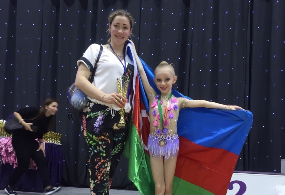 Achtjährige Turnerin Mina Abbasova gewinnt Bronze bei Turnier in Ungarn