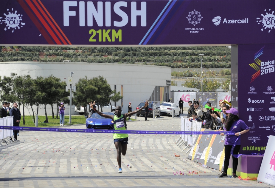 Ugander bewältigt Baku-Halb-Marathon als erster Mann