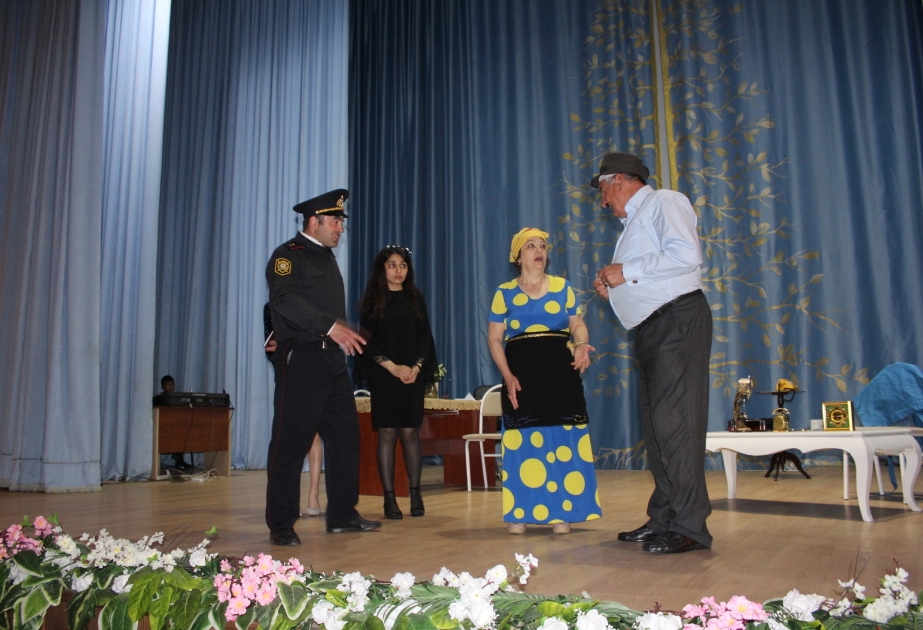 Qaxın Xalq Teatrı Balakəndə “Məhəbbət bir bəladır” komediyasını təqdim edib