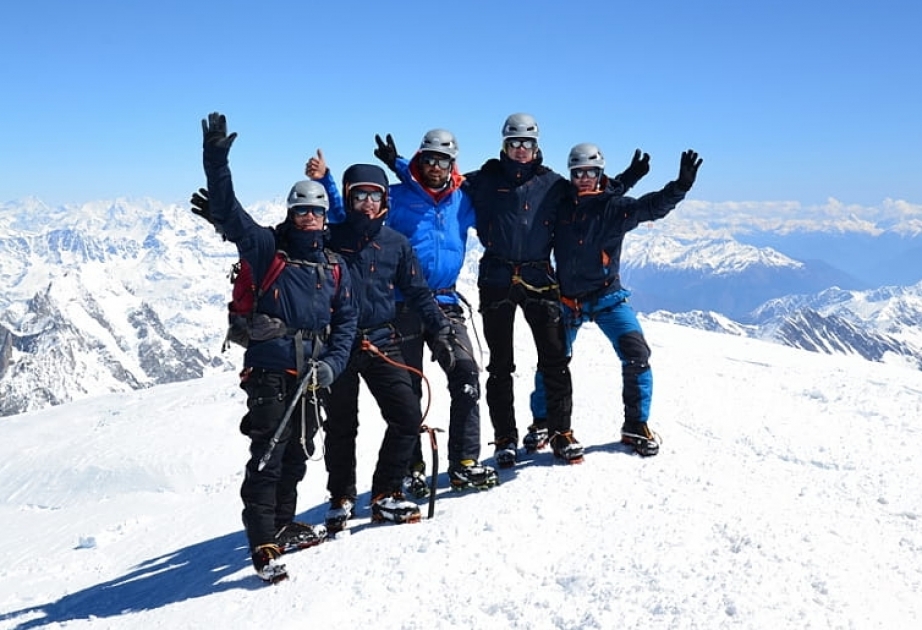 Belarus alpinistləri II Avropa Oyunları məşəlini Monblan zirvəsinə qaldırıblar