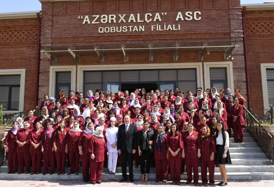 “Azərxalça” Açıq Səhmdar Cəmiyyətinin Qobustan filialının açılışı olub  Prezident İlham Əliyev və birinci xanım Mehriban Əliyeva açılışda iştirak ediblər YENİLƏNİB 3 VİDEO