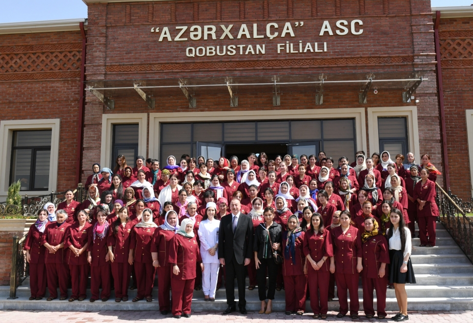 Ilham Aliyev y Mehriban Aliyeva inauguraron la sucursal de Gobustán de la S.A.C. "Azerkhalcha"