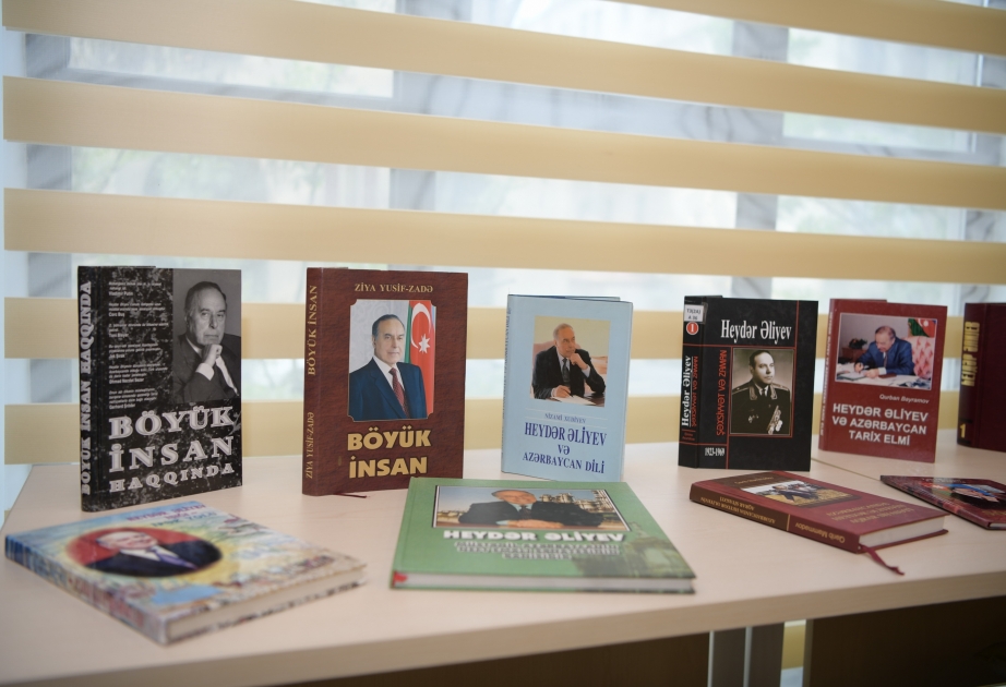 ADNSU-da ulu öndər Heydər Əliyevin anadan olmasının 96-cı ildönümü münasibətilə kitab sərgisi təşkil edilib