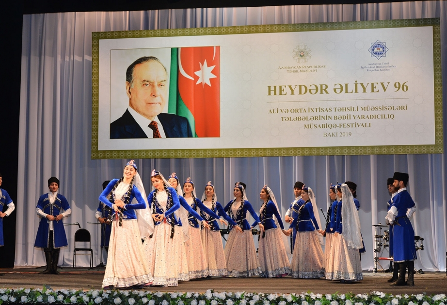 Tələbələr arasında keçirilmiş bədii yaradıcılıq festivalının yekun konserti olub