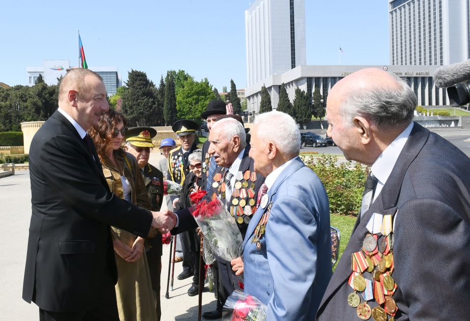 Prezident İlham Əliyev 9 May - Qələbə Günü münasibətilə Bakıda keçirilən mərasimdə iştirak edib YENİLƏNİB VİDEO