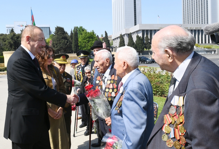 Ilham Aliyev participó en la ceremonia celebrada en Bakú con motivo del 9 de mayo, Día de la Victoria