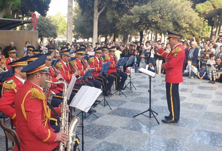 Faşizm üzərində qələbənin 74-cü ildönümü münasibətilə Bakıda hərbi orkestrlərin nümunəvi çıxışları olub