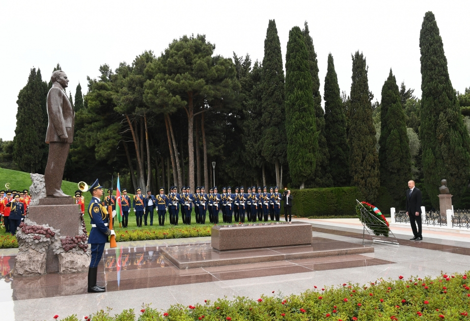 Presidente Ilham Aliyev y la Primera Dama Mehriban Aliyeva visitan la tumba del líder nacional Heydar Aliyev