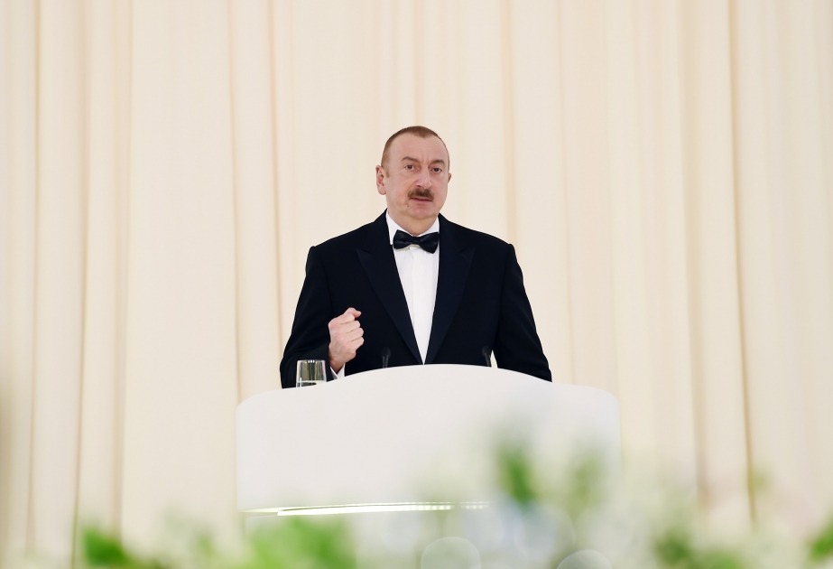 Cérémonie solennelle consacrée au 96e anniversaire de la naissance d’Heydar Aliyev et au 15e anniversaire de la création de la Fondation Aliyev  Le président Ilham Aliyev et la première dame Mehriban Aliyeva ont participé à la cérémonie VIDEO