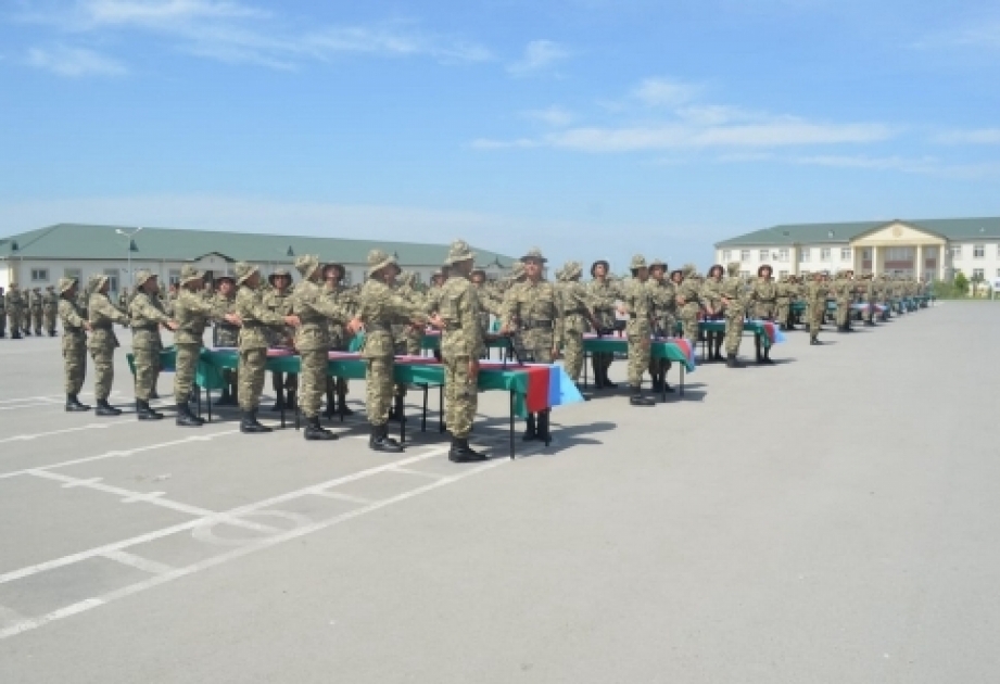 Müdafiə Nazirliyinin tabeliyində olan hərbi hissələrdə gənc əsgərlər hərbi andı qəbul ediblər
