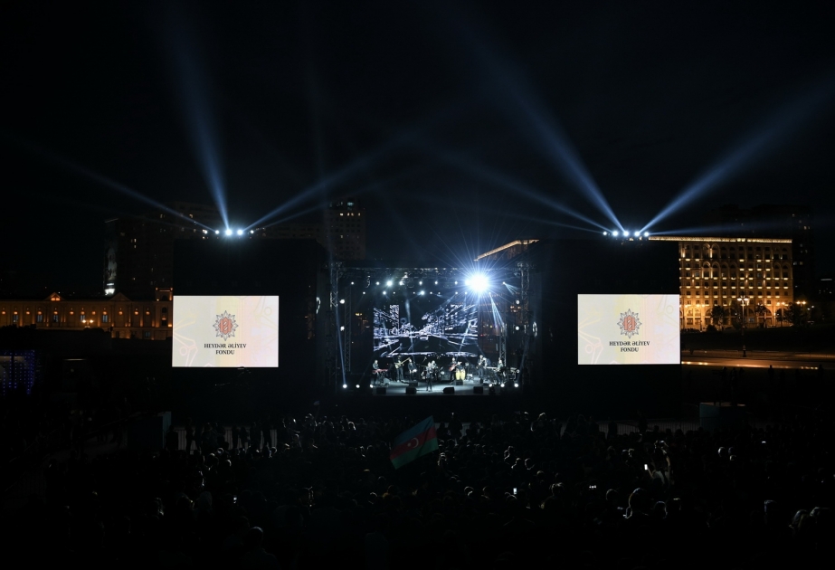Heydər Əliyev Mərkəzinin parkında konsert təşkil edilib