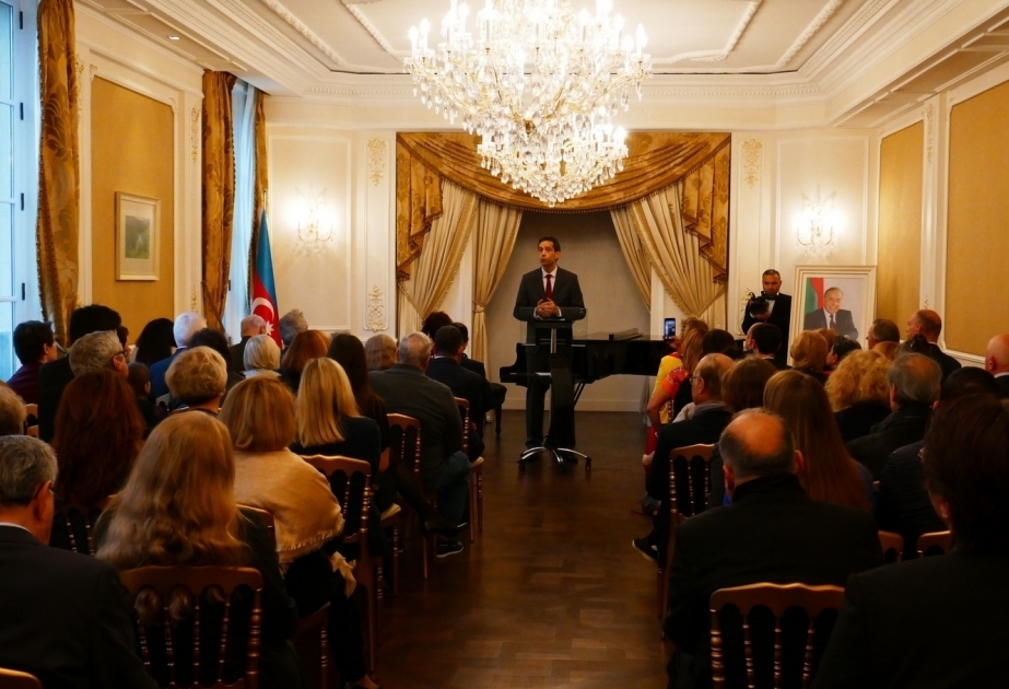 Paris : cérémonie commémorative dédiée au 96e anniversaire de Heydar Aliyev