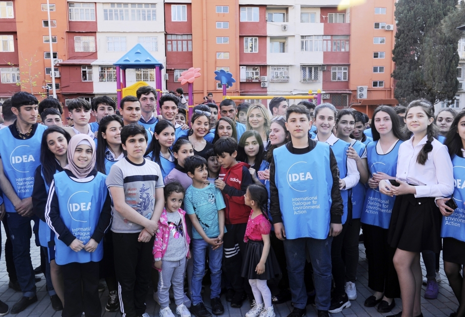 Leyla Aliyeva asiste a la inauguración de otro patio remodelado en el marco del proyecto "Nuestro patio"