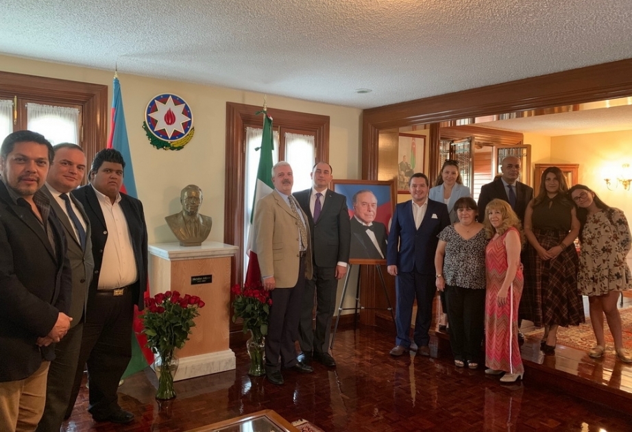 México honra la memoria del líder nacional Heydar Aliyev