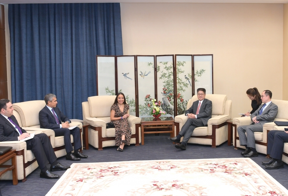 盖达尔·阿利耶夫基金会副主席莱拉·阿利耶娃与中国外交部副部长举行会晤