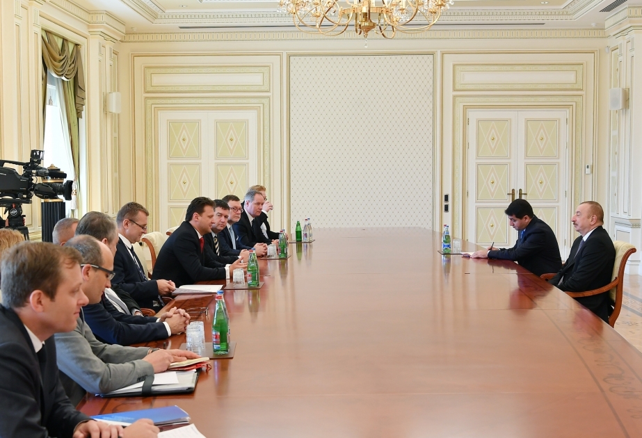 Präsident Ilham Aliyev empfängt tschechische Delegation VIDEO