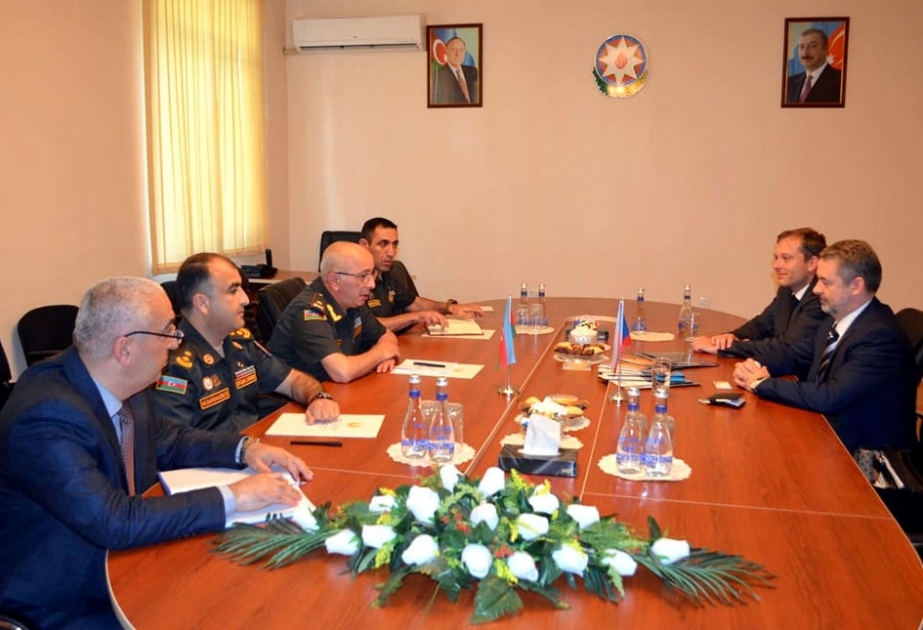 بحث مسائل تطوير التعاون العسكري الفني بين أذربيجان والتشيك