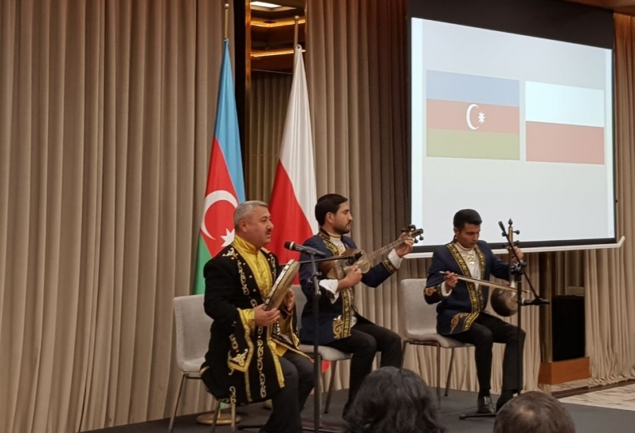 El Centenario del Servicio Diplomático de Azerbaiyán y el Día de la República fueron celebrados en Varsovia