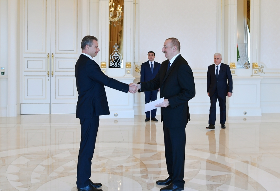 Presidente Ilham Aliyev recibe las cartas credenciales del flamante embajador ucraniano