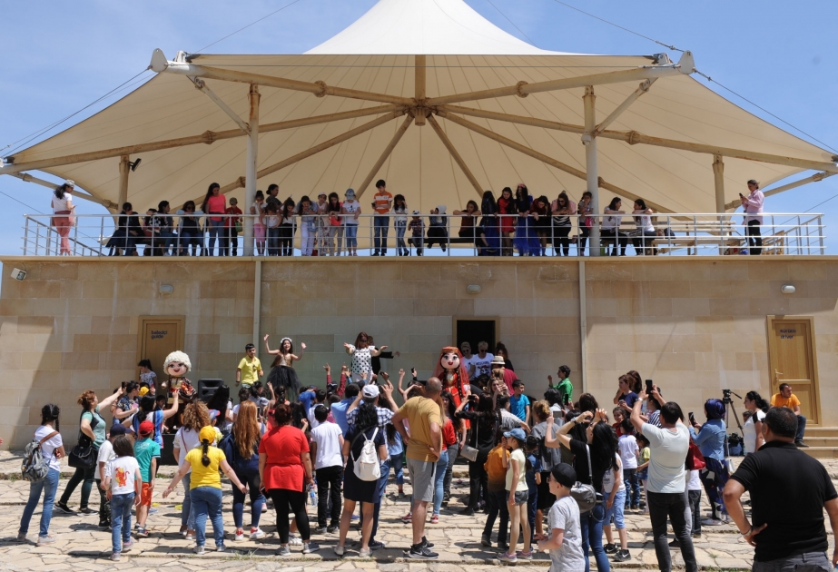 Qobustan qoruğunda uşaqlar üçün “Keçmişə sənət səyahəti” adlı konsert proqramı təşkil olunub