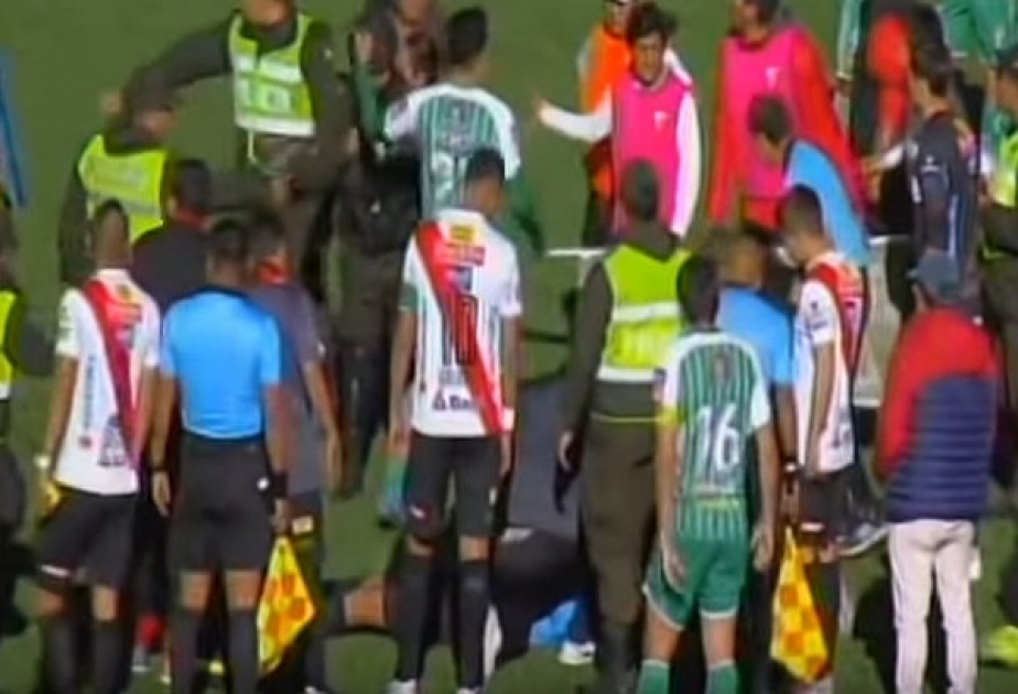 Futbol üzrə Boliviya çempionatının matçında hakimin ürəyi dayanıb