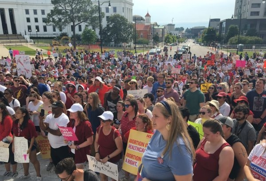 Сотни людей участвовали в демонстрации против введения запрета на аборты в Алабаме