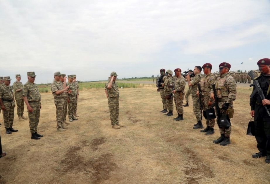 Müdafiə naziri təlim mərkəzində bölmələrin məşqlərini izləyib