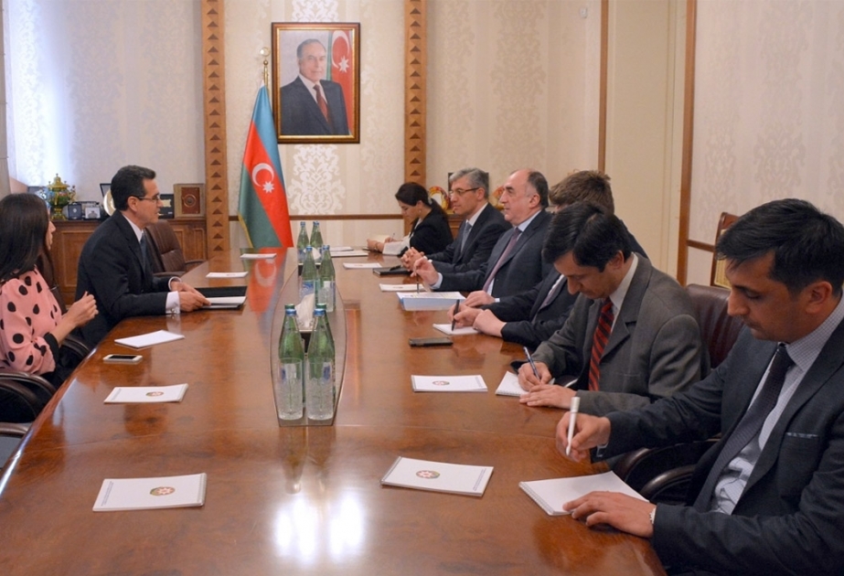 Canciller azerbaiyano recibe al flamante Embajador de Colombia en Azerbaiyán